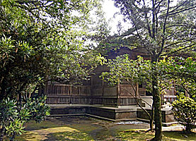 江田神社拝殿近景右より