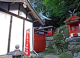 生駒山口神社本殿遠景左より