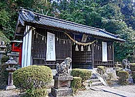 生駒山口神社割拝殿近景右より