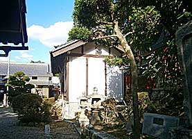 生駒山口神社割拝殿左側面