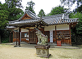 糸井神社拝殿近景左より