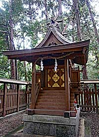 増御子神社社殿近景左より