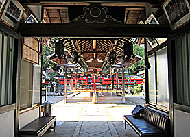 奈良豆比古神社割拝殿より舞殿を望む
