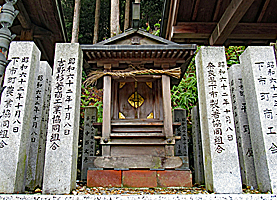 吉野杉箸神社社殿正面