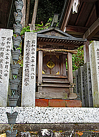 吉野杉箸神社社殿右より