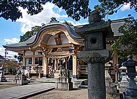 龍田神社拝殿左より