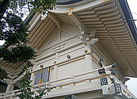 岡山神社本殿左背面