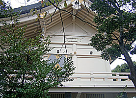 岡山神社本殿左側面