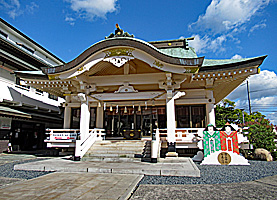 岡山神社拝殿左より