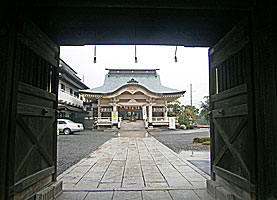 岡山神社随神門より拝殿を望む