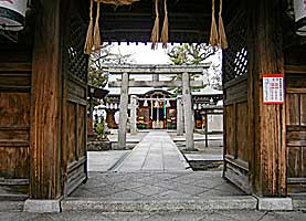 布忍神社神門より拝殿を望む