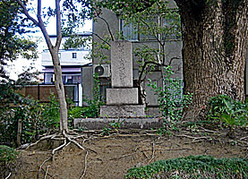 四条畷神社和田賢秀公御墓所墓碑遠景