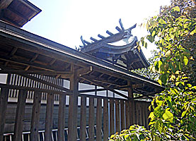 武蔵第六天神社本殿左より