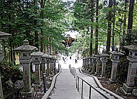三峯神社奥宮遥拝殿参道を振り返る