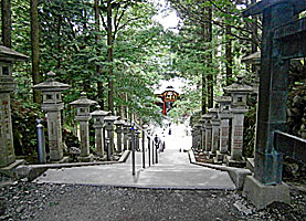 三峯神社奥宮遥拝殿参道を振り返る