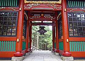 三峯神社隋神門入口