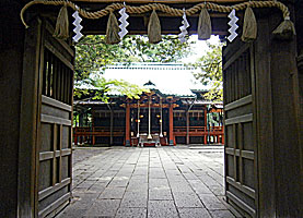 赤坂氷川神社楼門より拝殿を望む