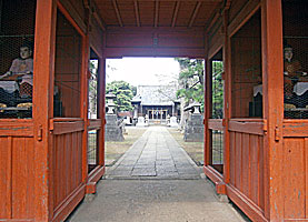 赤塚諏訪神社神門より拝殿を望む