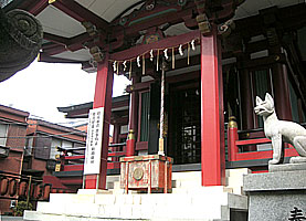茶ノ木稲荷神社拝殿左より