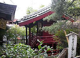 茶ノ木稲荷神社本殿左側面