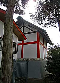 武蔵日野宮神社本殿左背面