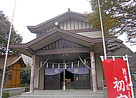 日野八坂神社社殿近景左より