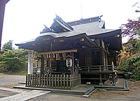 平尾杉山神社拝殿近景左より