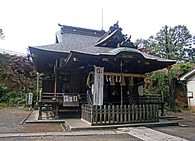平尾杉山神社拝殿近景右より