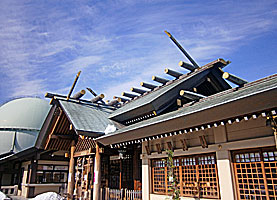 石濱神社拝殿左より