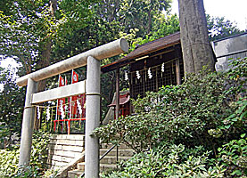 石川神社社殿左より