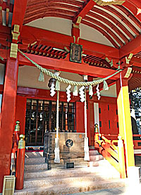 自由が丘熊野神社拝殿向拝右より