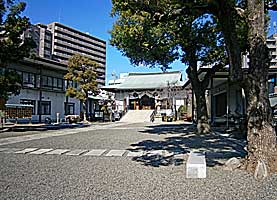 亀戸香取神社参道左より