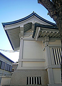 亀高神社本殿右側面