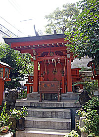 亀塚稲荷神社社殿左より