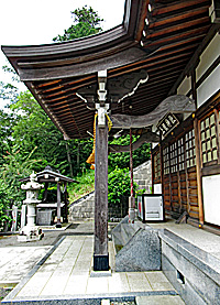 小山田上根神社拝殿向拝左側面