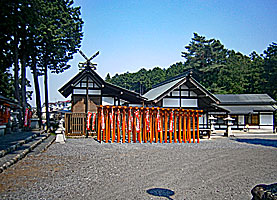 勝沼神社社殿遠景右側面