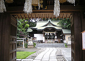 小岩神社神門より拝殿を臨む