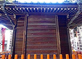 上田妙法稲荷神社社殿背面