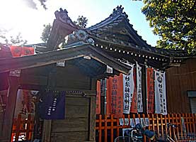 上田妙法稲荷神社社殿近景左より