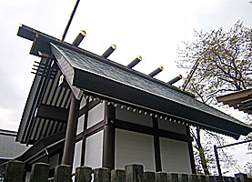 成瀬杉山神社本殿左背面