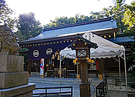 武蔵新田神社拝殿近景左より