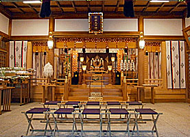新田神社拝殿内部