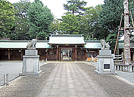 荻窪八幡神社拝殿より神門を望む