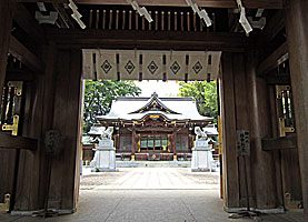 荻窪八幡神社神門より拝殿を望む