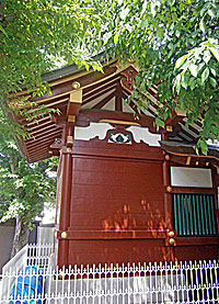 女塚神社本殿右側面