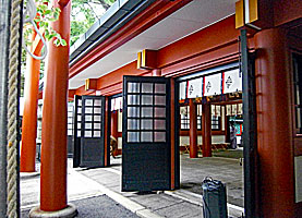 赤坂八坂神社拝殿左より