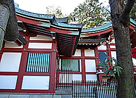 瀬田玉川神社社殿全景左側面