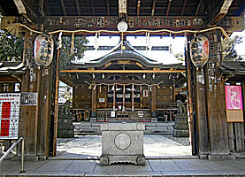 下谷神社神門より拝殿を望む