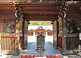 立川諏訪神社随身門より拝殿を望む