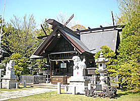 島根鷲神社拝殿左より